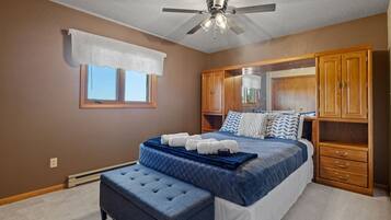 3 bedrooms, desk, WiFi, bed sheets
