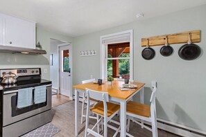 Microondas, horno, placa de cocina y cafetera o tetera