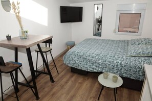 Iron/ironing board, travel crib, WiFi, bed sheets