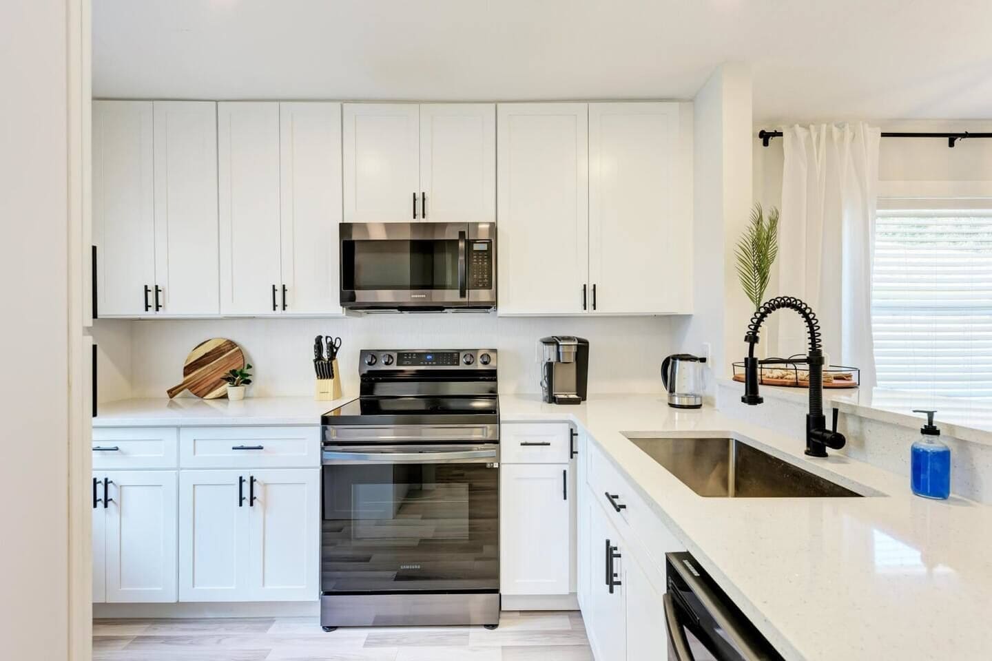 Jääkaappi, mikroaaltouuni, uuni, liesi