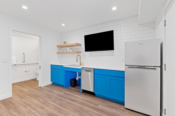 Réfrigérateur, micro-ondes, lave-vaisselle, cafetière/bouilloire