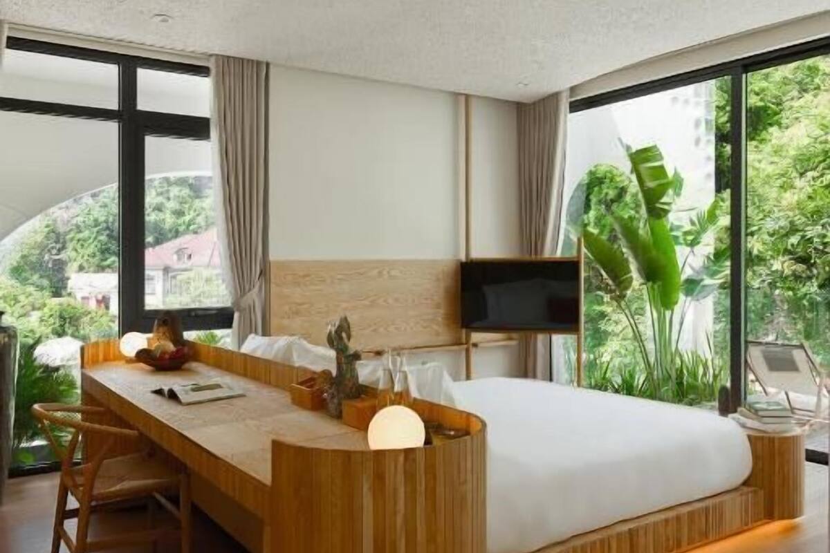 Suite, Balcony (King Suite) | Meja, Wi-fi percuma 
