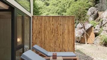 Chambre (Family Suite with Balcony) | Terrasse/Patio