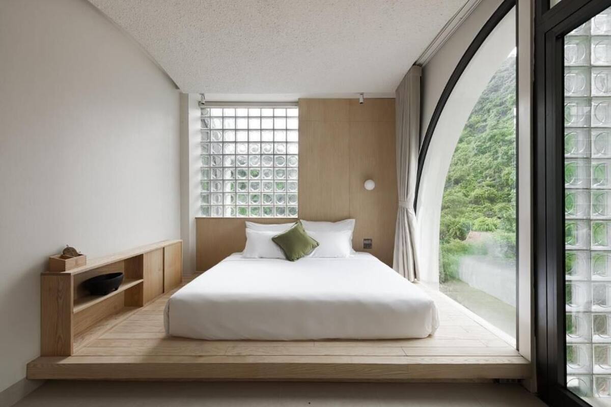Deluxe Apartment, 2 Bedrooms, Balcony, Mountain View | Meja, Wi-fi percuma 