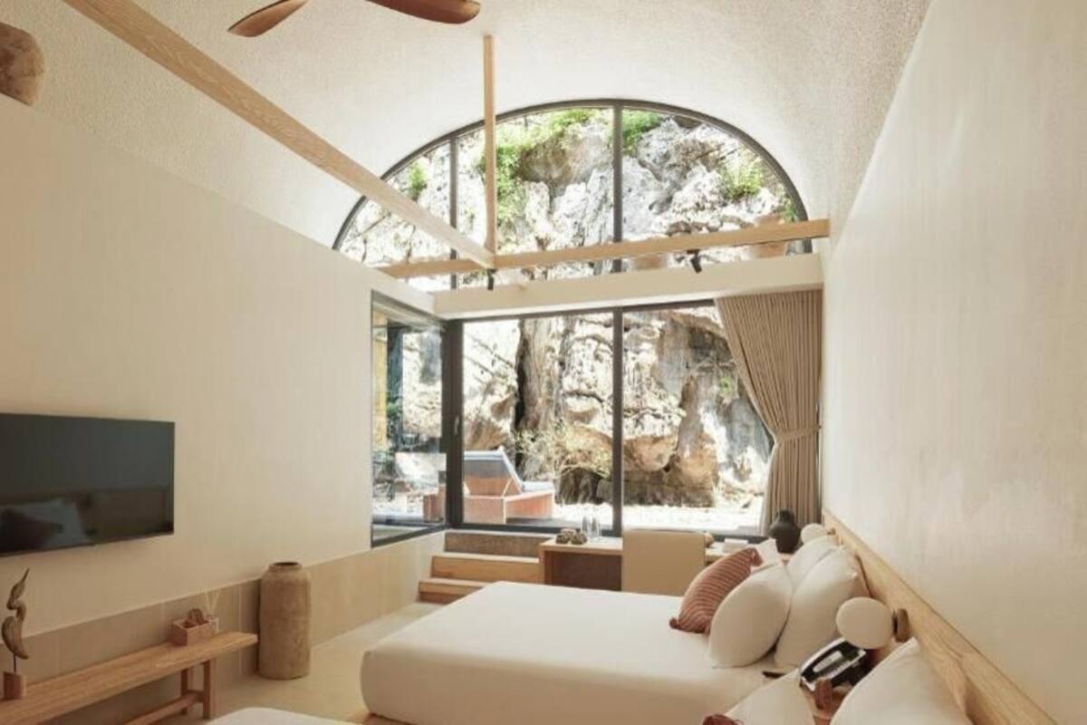 Room (Family Suite with Balcony) | Meja, Wi-fi percuma 