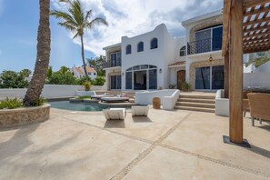 A modern house with a pool, outdoor seating, and a pergola. - Casa Maravilla - Walk to Beach & Art District. (San José del Cabo)