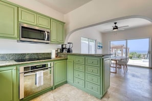 ثلاجة، ميكروويف، فرن، موقد طهي مسطح