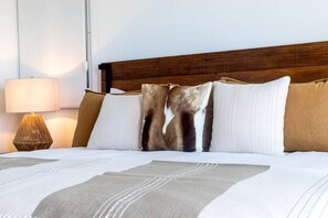 3 bedrooms, iron/ironing board, WiFi, bed sheets