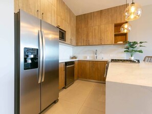 Kjøleskap, mikrobølgeovn, ovn og kokeplater