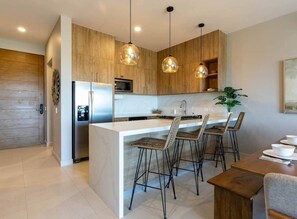 Frigorífico, microondas, horno y placa de cocina