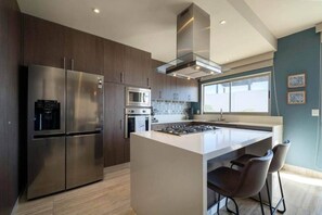 Réfrigérateur, four à micro-ondes, un four, surface de cuisson