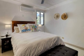 Tabla de planchar con plancha, wifi y ropa de cama