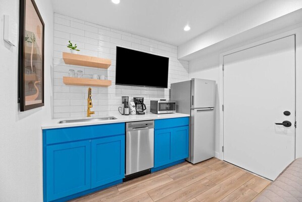 Een koelkast, een microgolfoven, een vaatwasser