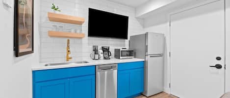 Cafetera y tetera, refrigerador, microondas y lavavajillas