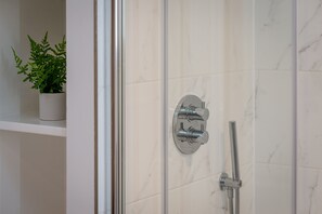 Dusche, Haartrockner, Handtücher, Seife