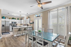 House, Multiple Beds (Emerald View) | Private kitchen