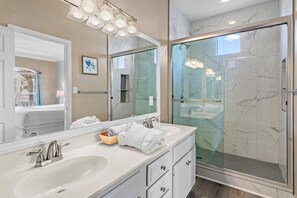 House, Multiple Beds (Emerald View) | Bathroom