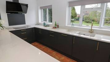 Mesin pencuci piring dan peralatan masak/sendok-piring