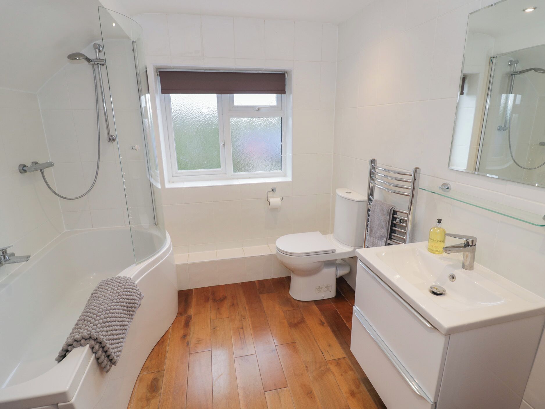 A bathroom with a bathtub, toilet, and sink.