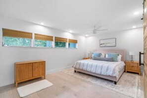 5 bedrooms, iron/ironing board, WiFi, bed sheets