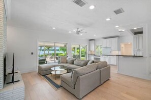 TV - Lake House + Pool, Dock, Walk to Universal Studios (Orlando)