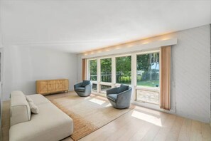 Interior - Lake House + Pool, Dock, Walk to Universal Studios (Orlando)