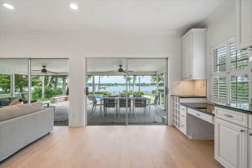 Lake House + Pool, Dock, Walk to Universal Studios