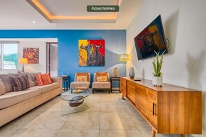 Leilighet, 1 kingsize-seng, balkong (V399 310) | Oppholdsområde | En 42-tommers Flatskjerm-TV med digitale kanaler