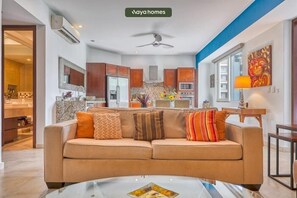 Leilighet, 1 kingsize-seng, balkong (V399 310) | Oppholdsområde | En 42-tommers Flatskjerm-TV med digitale kanaler