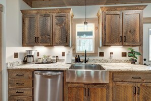 Mikrobølgeovn, ovn, kokeplater og oppvaskmaskin