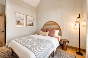 3 chambres, bureau, fer et planche à repasser, lit de bébé portatif