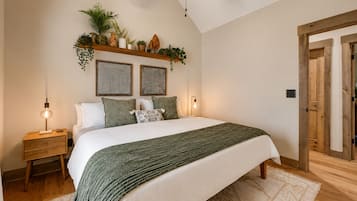 3 bedrooms, desk, iron/ironing board, travel crib