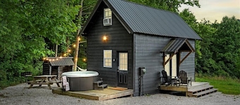 Hot Tub! Tiny Cabin Retreat near RRG