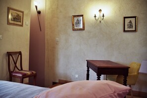 1 habitación, tabla de planchar con plancha, wifi y ropa de cama