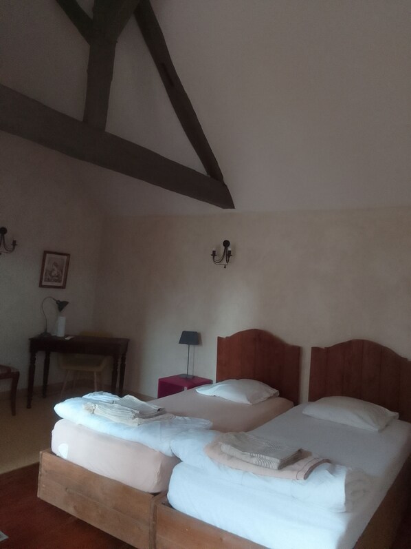A room with two beds, a desk, a chair, and a lamp. - La bourguignonne with air conditioning on 2 levels (Villemanoche)