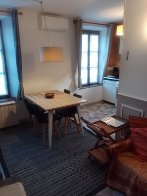 Dining - La petite bourguignone (Villemanoche)