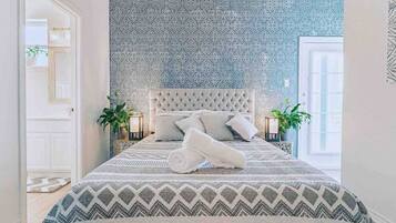 3 chambres, bureau, fer et planche à repasser, lit de bébé portatif