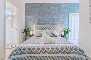 4 habitaciones, escritorio y tabla de planchar con plancha 