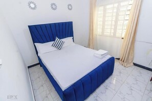 3 habitaciones, tabla de planchar con plancha, internet y ropa de cama