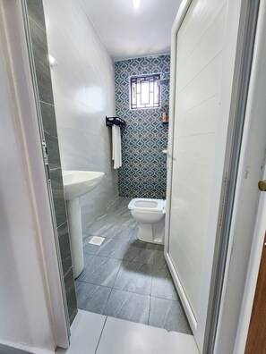 Serviettes fournies, savon, papier de toilette