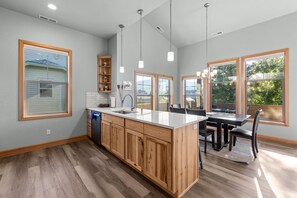 Réfrigérateur, four à micro-ondes, un four, surface de cuisson