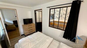 2 bedrooms, iron/ironing board, free WiFi