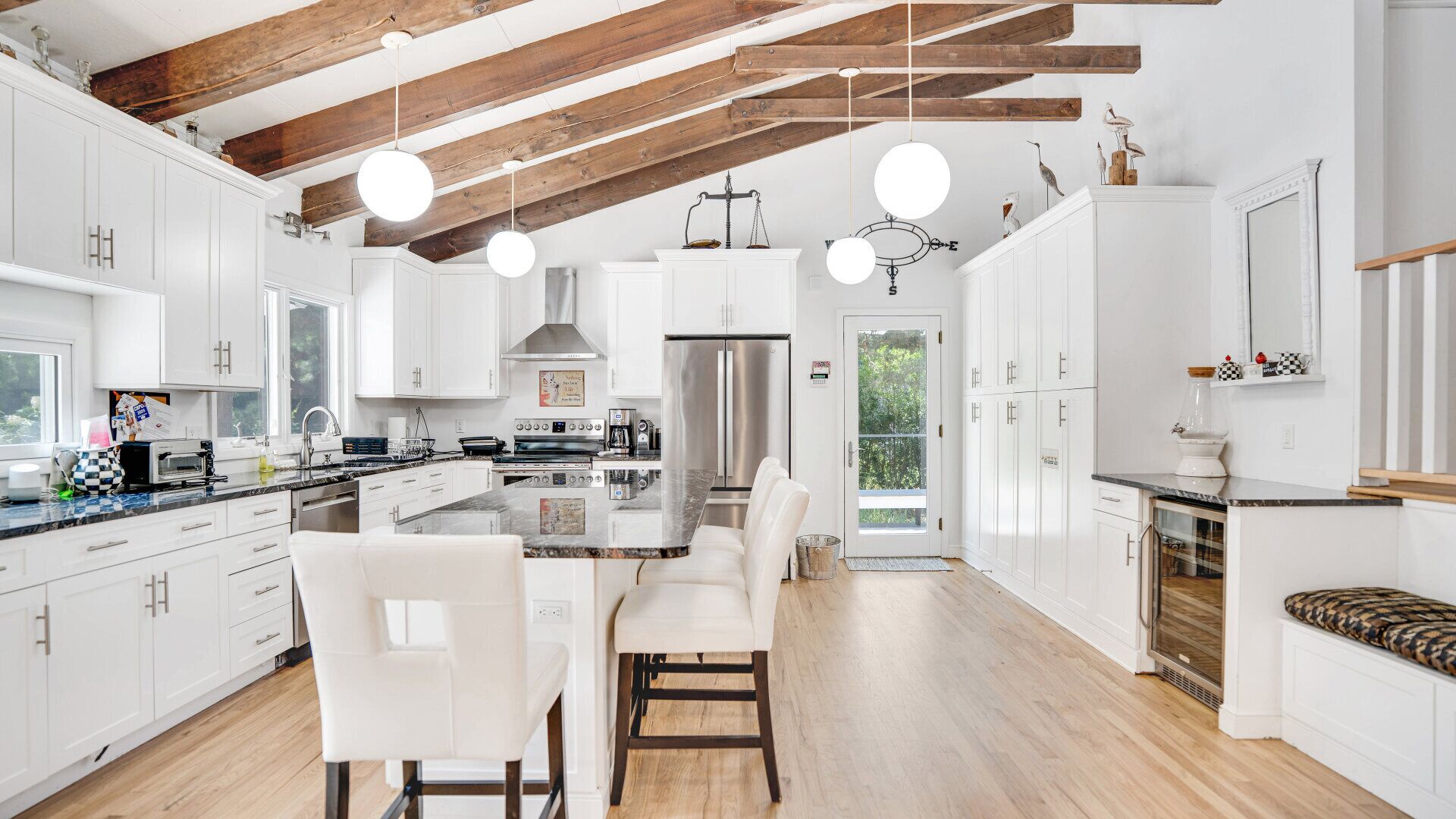 Mikrowelle, Ofen, Herdplatte, Wasserkocher mit Kaffee-/Teezubehör