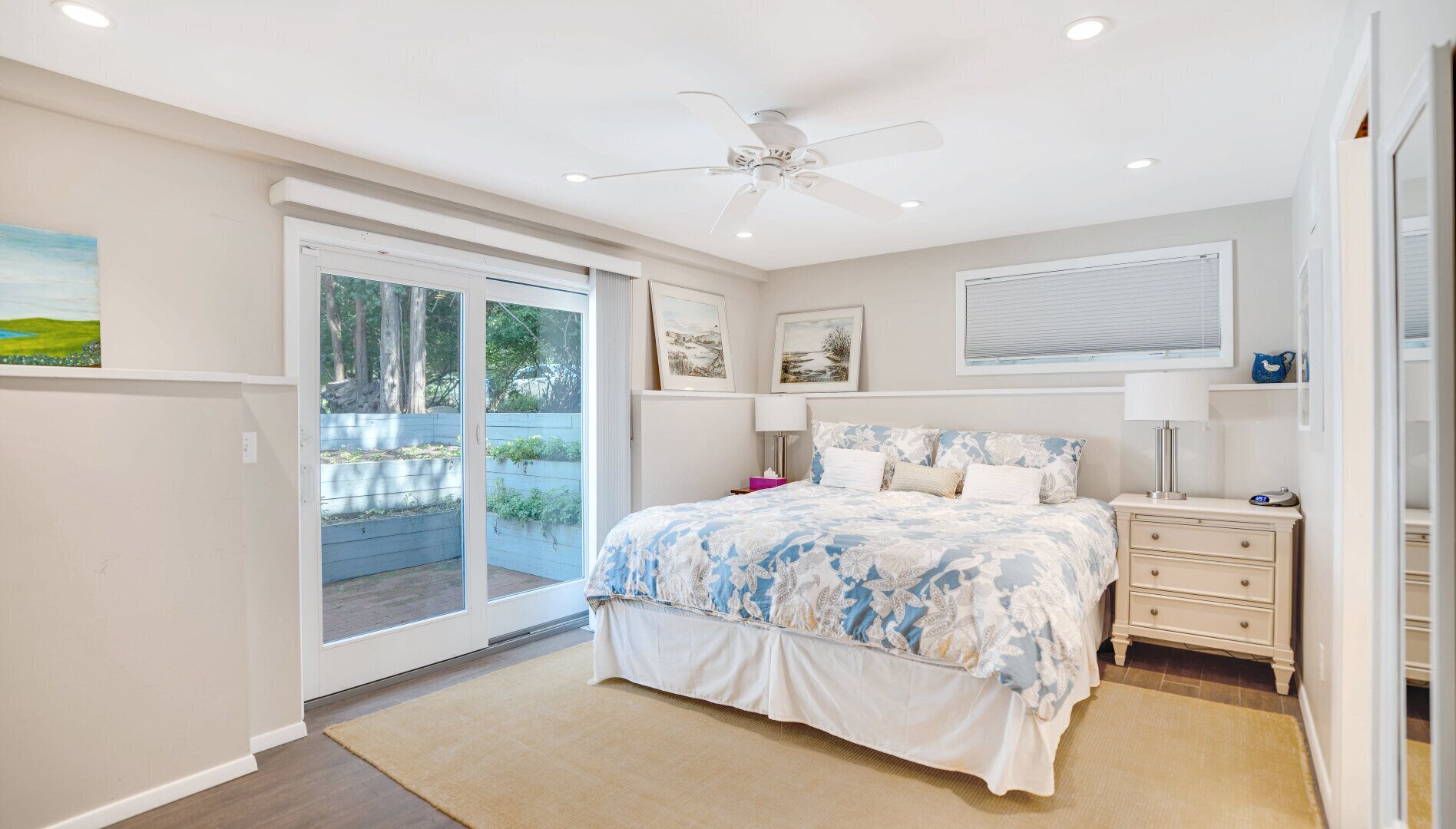 4 bedrooms, iron/ironing board, internet, bed sheets