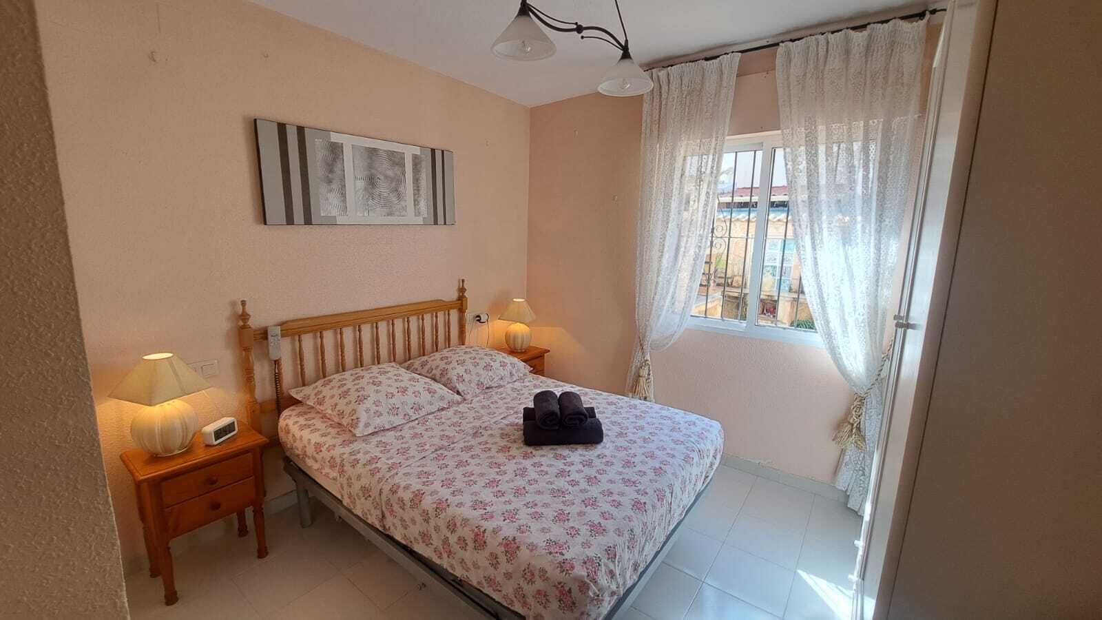 3 slaapkamers, een strijkplank/strijkijzer, internet, beddengoed