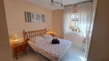 3 bedrooms, iron/ironing board, internet, bed sheets