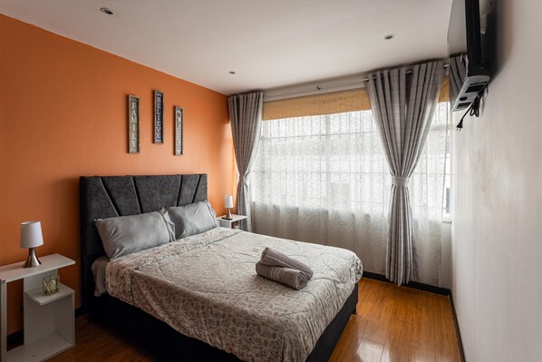 3 bedrooms, iron/ironing board, WiFi, bed sheets - Ideal for families/groups House 8 pax with 2 parking spaces near El Dorado Airport. (Bogotá)