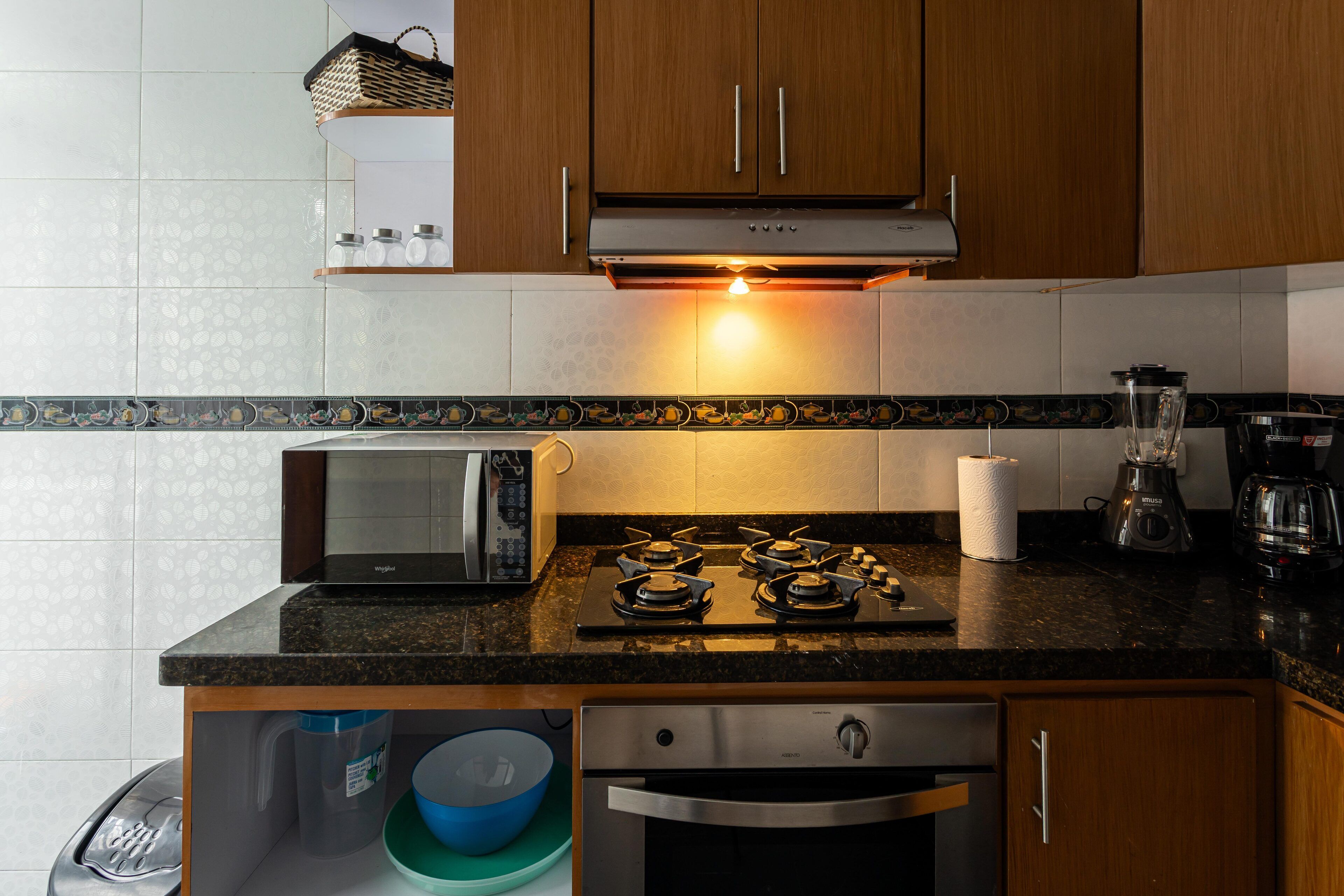 Frigorífico, microondas, horno y placa de cocina