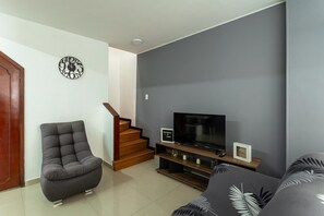 Smart TV - Ideal for families/groups House 8 pax with 2 parking spaces near El Dorado Airport. (Bogotá)