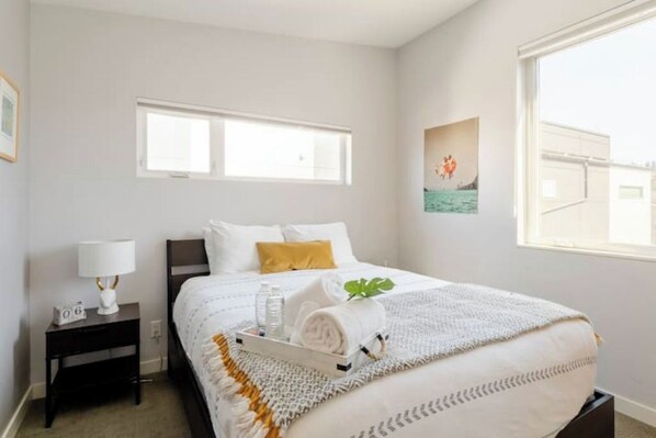 Iron/ironing board, bed sheets
